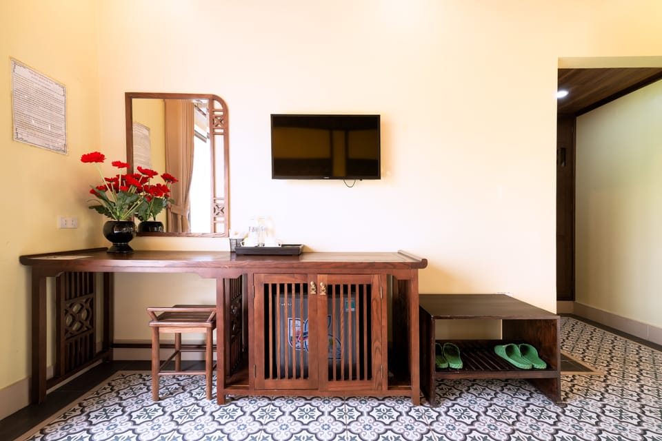 Premium bedding, in-room safe, desk, laptop workspace