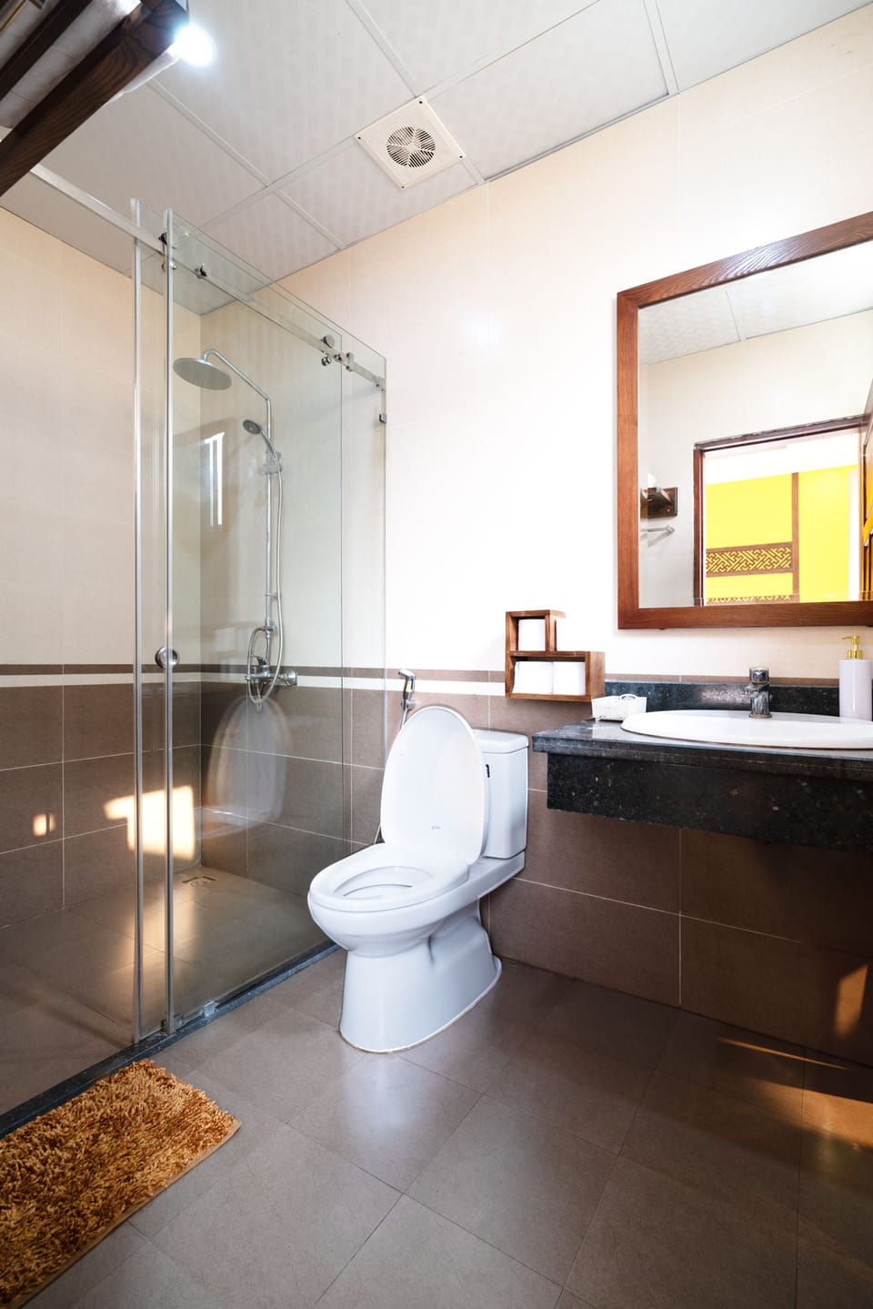 Standard Double Room | Bathroom | Shower, rainfall showerhead, designer toiletries, hair dryer