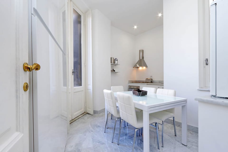 Apartment, 5 Bedrooms | In-room dining