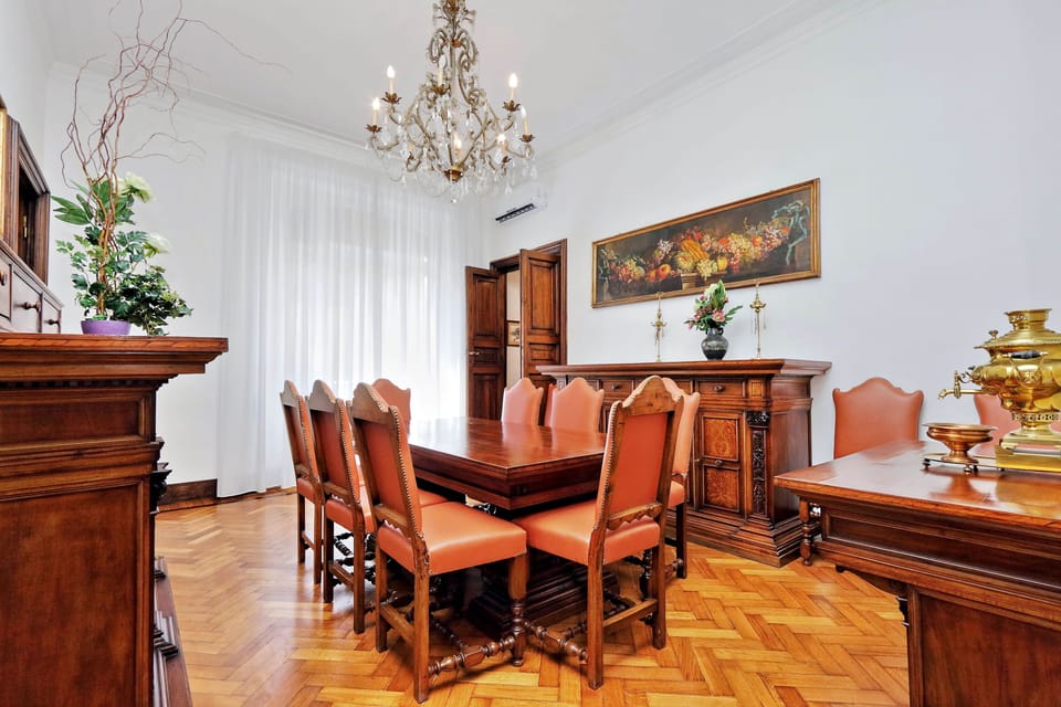 Apartment, 5 Bedrooms | In-room dining