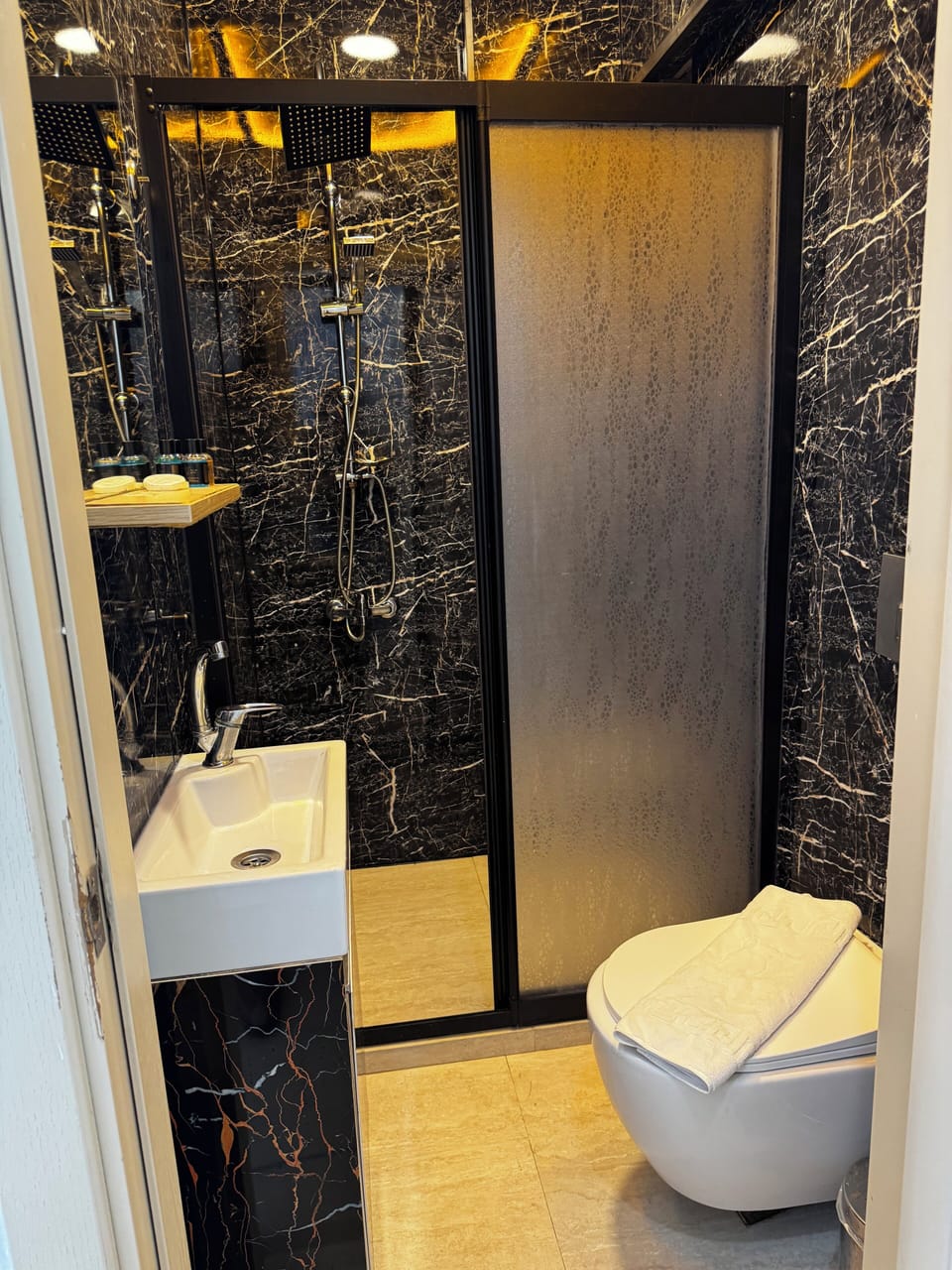 Standard Triple Room | Bathroom | Shower, hydromassage showerhead, free toiletries, hair dryer