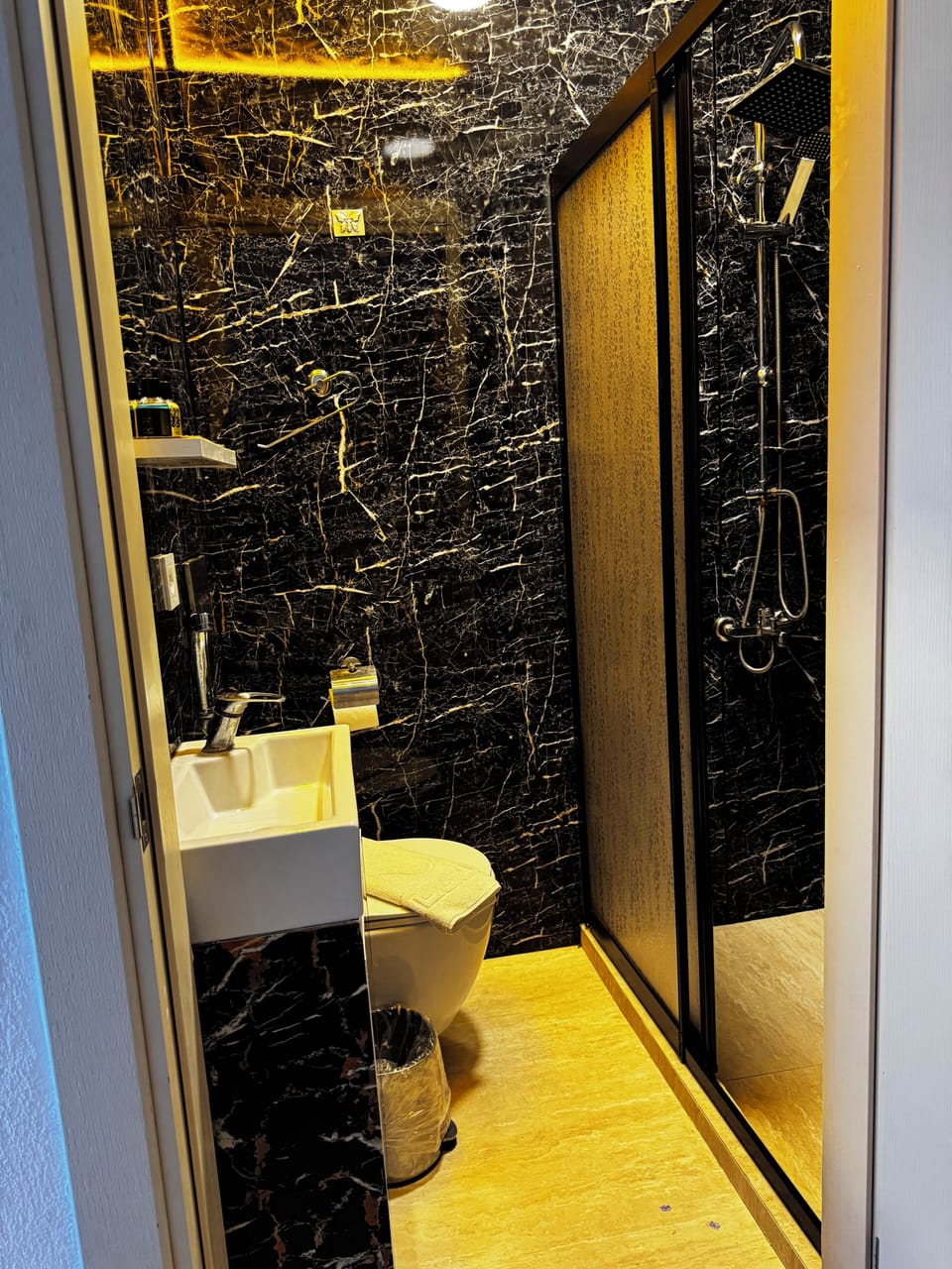 Standard Room, 1 Double Bed | Bathroom | Shower, hydromassage showerhead, free toiletries, hair dryer