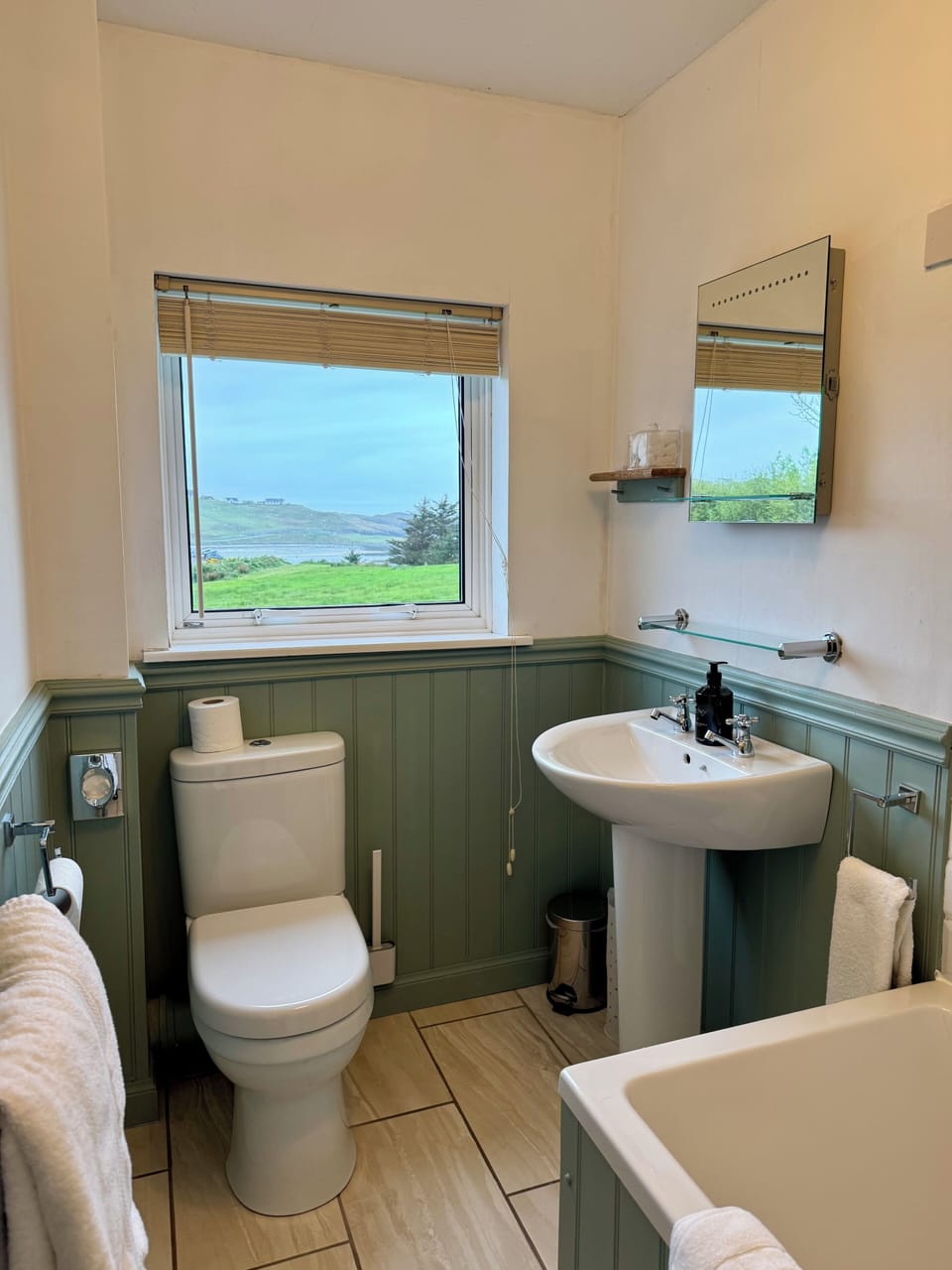 Single Room | Bathroom | Free toiletries, hair dryer, towels