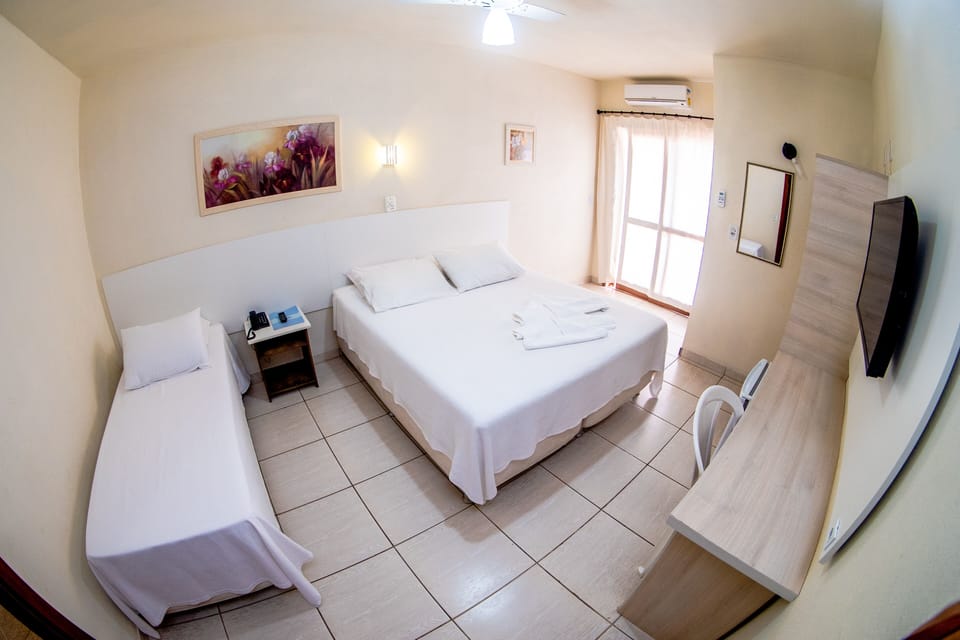 Superior Triplo Com Ar Condicionado | Free WiFi, bed sheets, wheelchair access