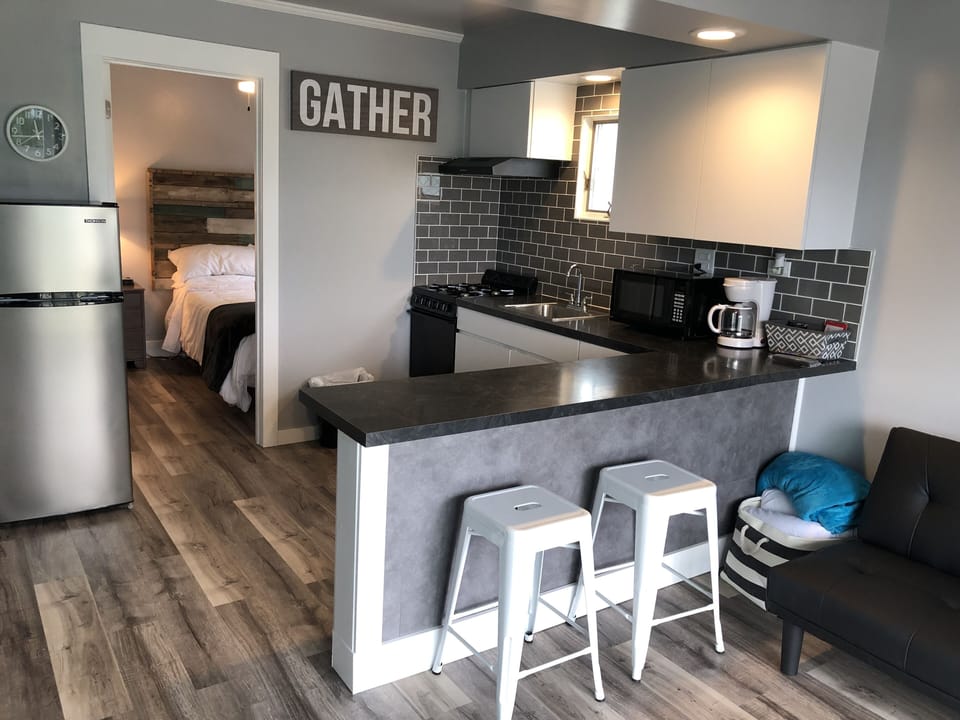 Apartment, 1 Bedroom, Kitchen | Down comforters, Tempur-Pedic beds, individually decorated