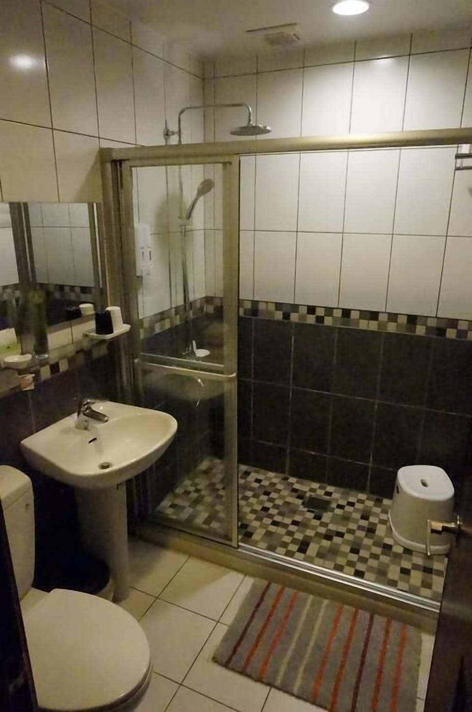 Basic Twin Room | Bathroom | Shower, rainfall showerhead, hair dryer, slippers