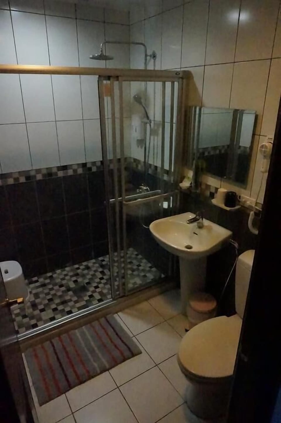 Triple Room | Bathroom | Shower, rainfall showerhead, hair dryer, slippers