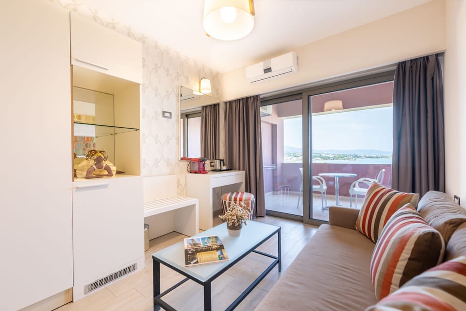Junior Studio Suite | Living room | 32-inch flat-screen TV with satellite channels