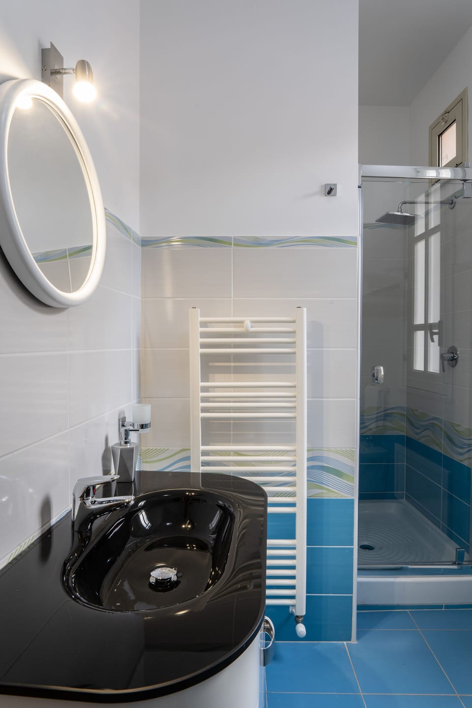 Basic Triple Room | Bathroom | Shower, rainfall showerhead, free toiletries, hair dryer
