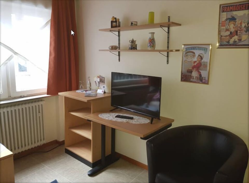 Single Room, Shared Bathroom | Blackout drapes, soundproofing, iron/ironing board, free WiFi