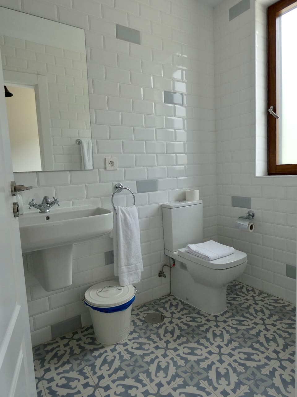 Habitacion doble con cama supletoria y vistas a la montaña | 10 bedrooms, premium bedding, down comforters, in-room safe