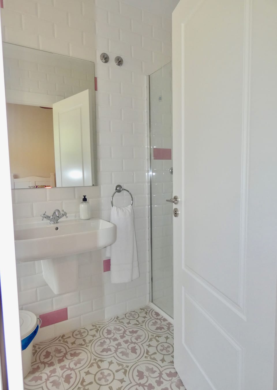 Habitacion doble con cama supletoria y vistas a la montaña | Bathroom | Shower, hair dryer, towels
