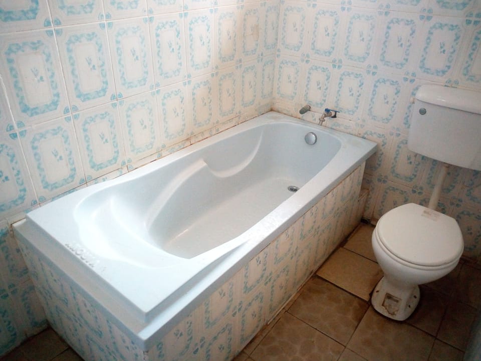 Deep soaking bathtub