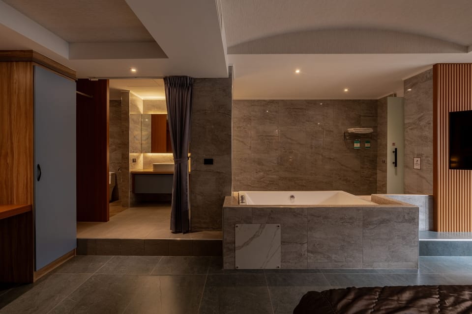 Elite Double Room, 1 Queen Bed | Bathroom | Free toiletries, hair dryer, slippers