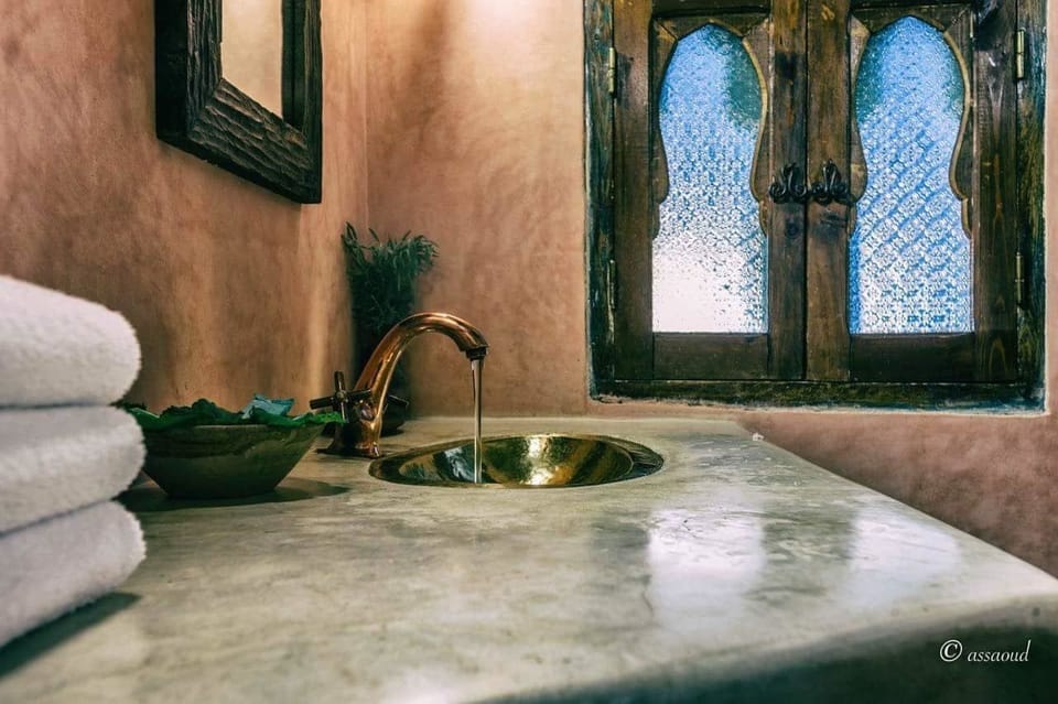 Twin Room | Bathroom sink