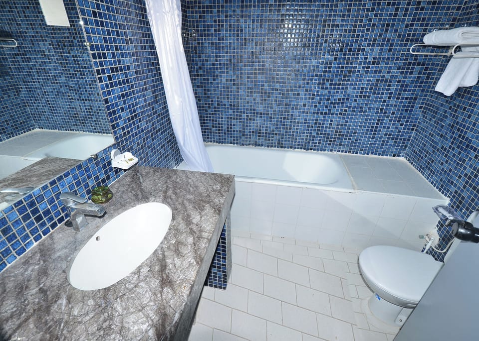 Comfort Double or Twin Room, 1 Bedroom, Non Smoking | Bathroom | Combined shower/tub, deep soaking tub, hydromassage showerhead