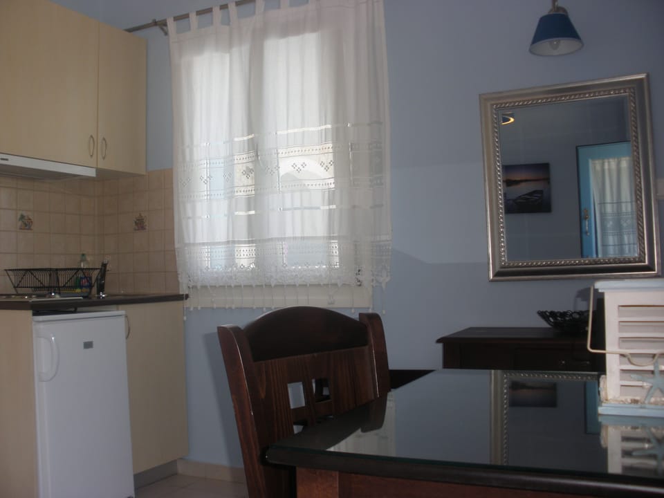Studio | Private kitchenette | Fridge, stovetop, coffee/tea maker, electric kettle