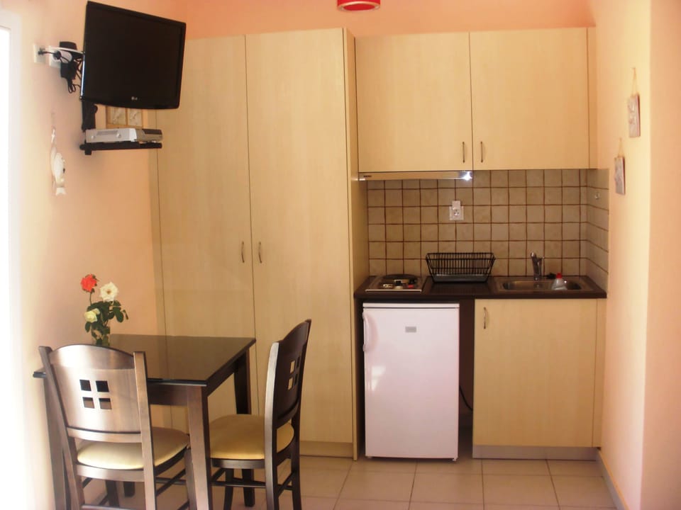Superior Studio, Partial Sea View | Private kitchen | Fridge, stovetop, coffee/tea maker, electric kettle