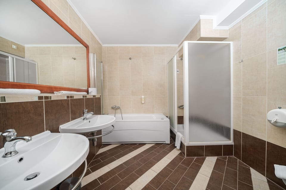 Family Quadruple Room | Bathroom | Shower, hair dryer, towels