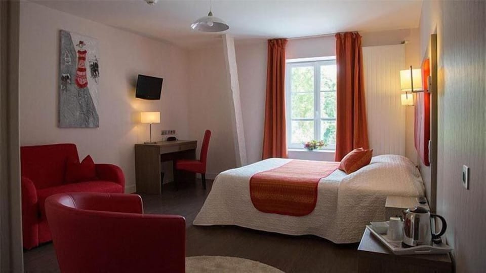 Desk, free cribs/infant beds, free WiFi, bed sheets