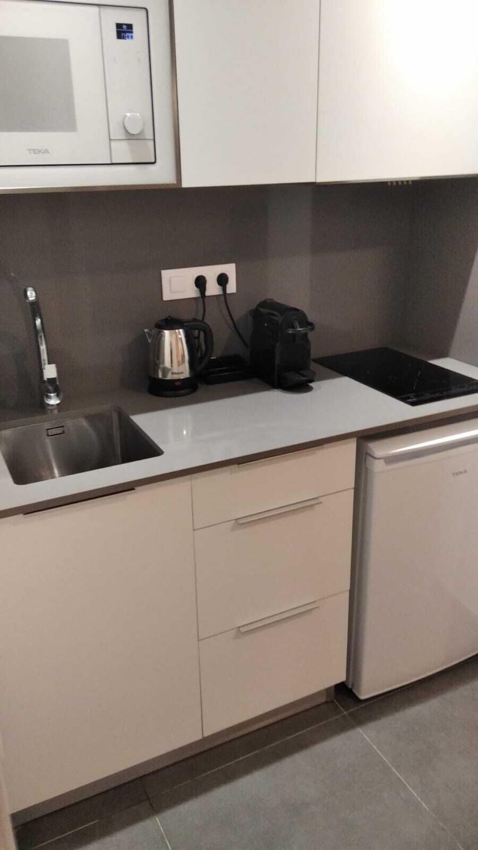 Traditional Apartment, Multiple Beds, Non Smoking, City View (APARTAMENTO 2-4 PAX) | Private kitchen | Microwave, stovetop, espresso maker, electric kettle