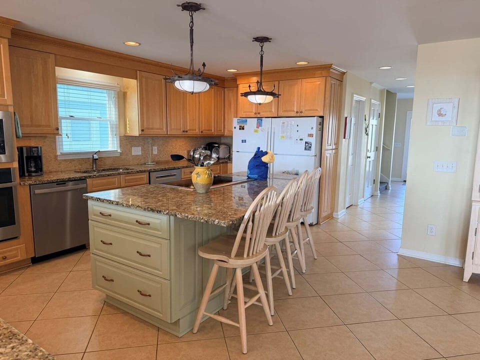 Kitchen Island and Appliances at Majak Moments
