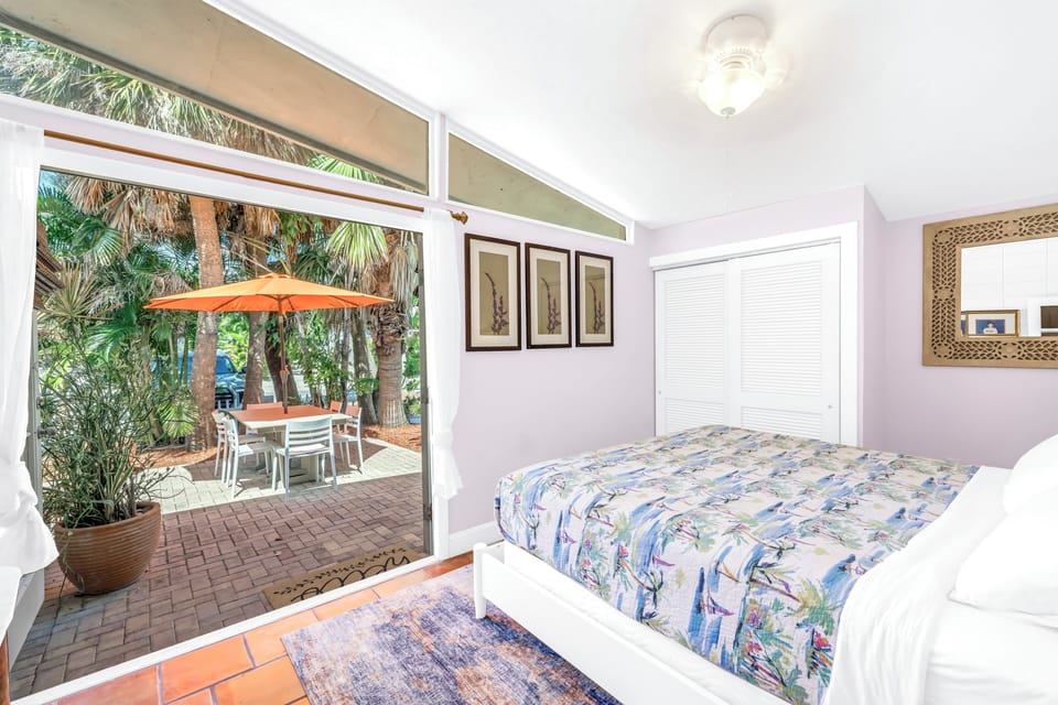 King Master with Private Patio and gate into Village, Siesta Key Village 3BR