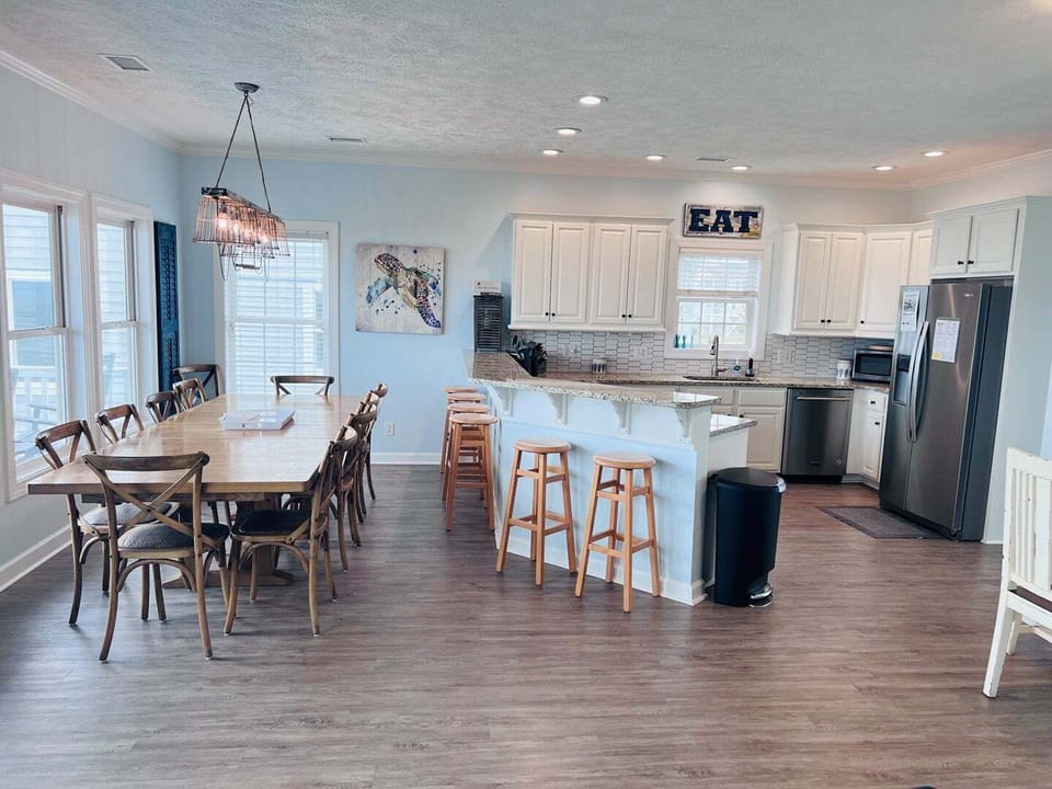 Kitchen & Dining Area