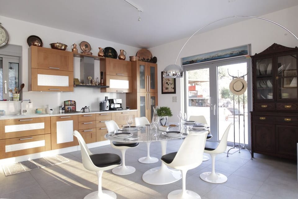Main kitchen with the sliding door to the pool