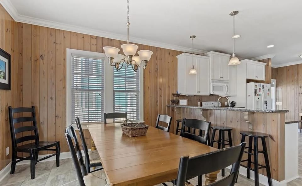 Dining Area of 1 EZ Access with ocean views