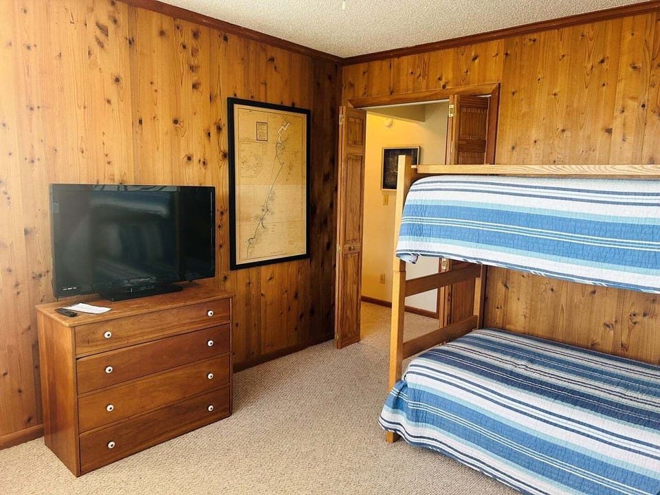 Upper Level Bunk Room w/ Queen Sleeper Sofa