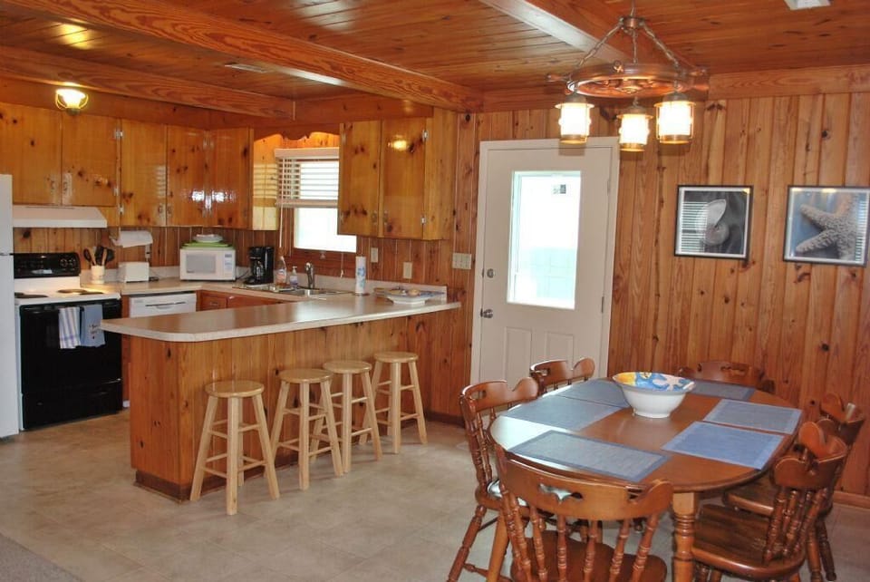 Kitchen & Dining Area
