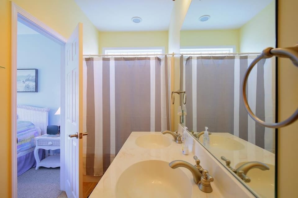 Lower Level Streetside Queen Bath