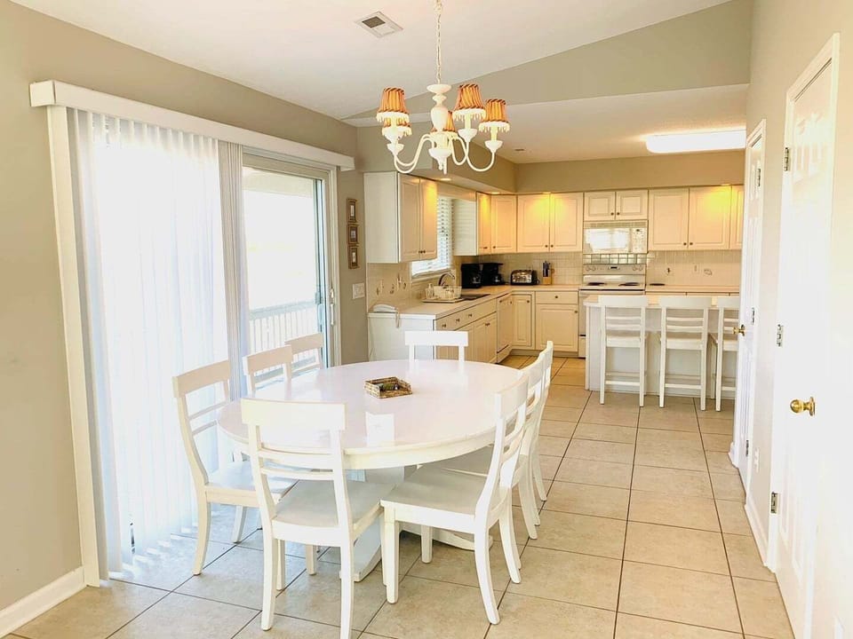 Dining to Kitchen