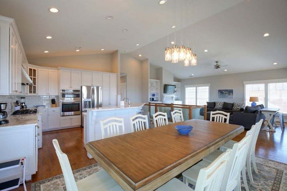 Dining & Kitchen Area