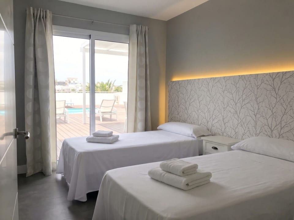 Natural awakening: twin room with window to the garden and lots of light.