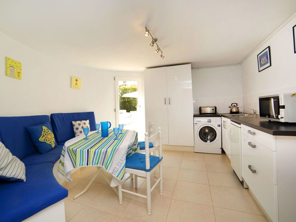 Property, Room, Furniture, Real Estate, Building, Interior Design, House, Table, Floor, Apartment