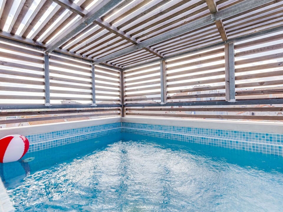 Water, Swimming Pool, Rectangle, Shade, Floor, Composite Material, Leisure, Flooring, Ceiling