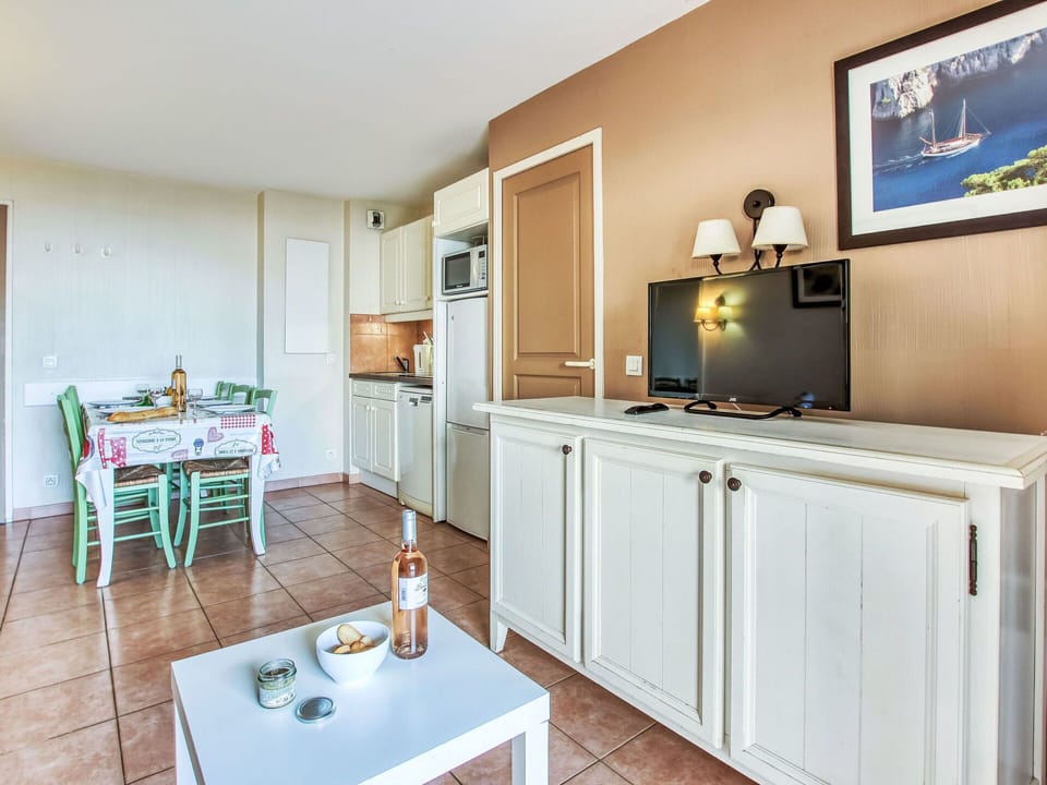 Furniture, Chair, Kitchen & Dining Room Table, Wood Stain, Countertop, Cabinetry, Kitchen, Houseplant, Cupboard, Home Appliance