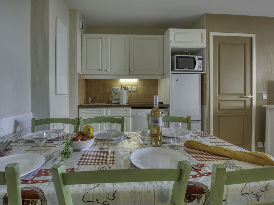 Furniture, Table, Property, Cabinetry, Tableware, Chair, Dishware, Interior Design, Tablecloth, Countertop