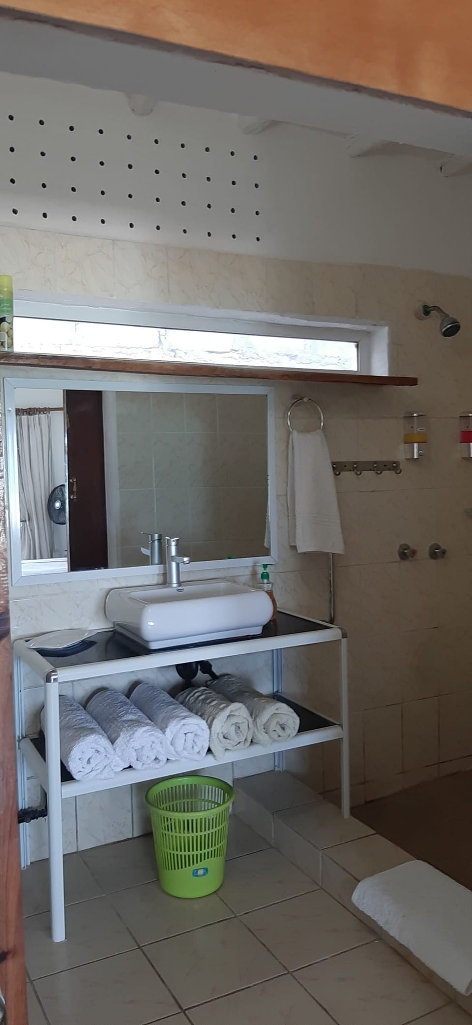 Double Room | Bathroom | Shower, free toiletries, hair dryer, towels