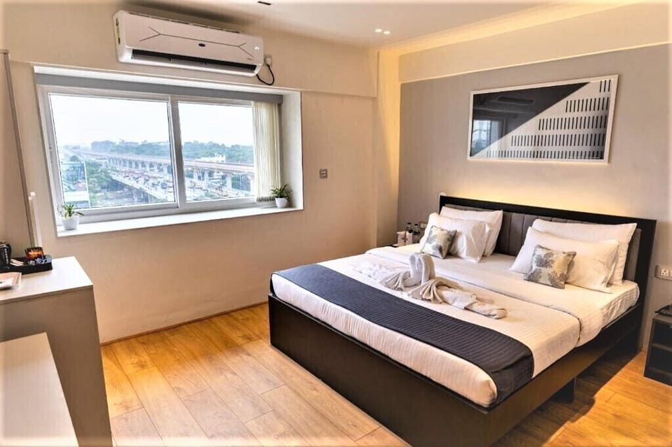Individually furnished, blackout drapes, iron/ironing board, free WiFi