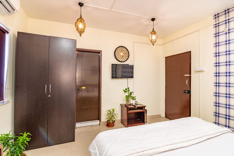 Deluxe Double Room | Individually furnished, blackout drapes, iron/ironing board, free WiFi