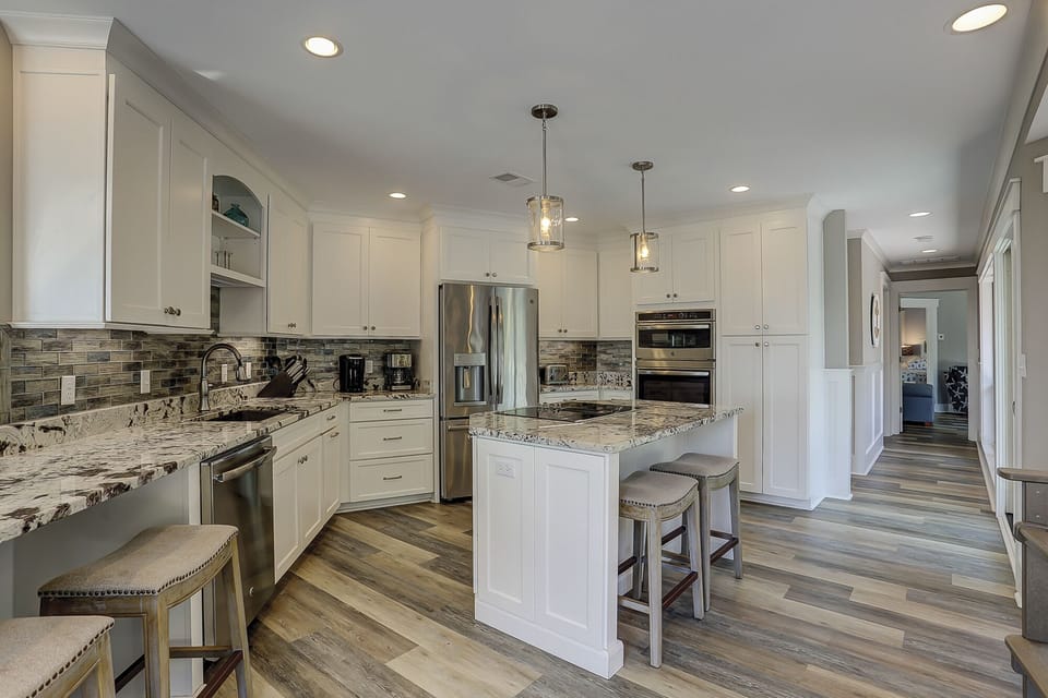 Kitchen with Breakfast Bars = Seats 4