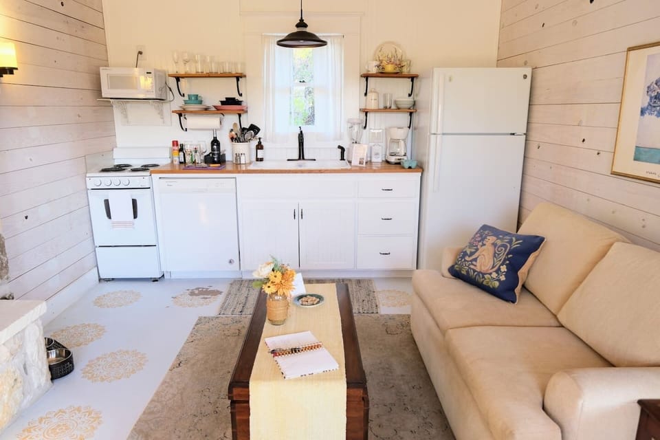 Full kitchen, freezer has an icemaker and basic kitchen essentials are provided