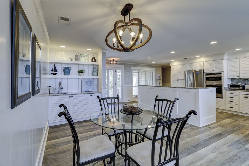 Wet Bar & Breakfast Area