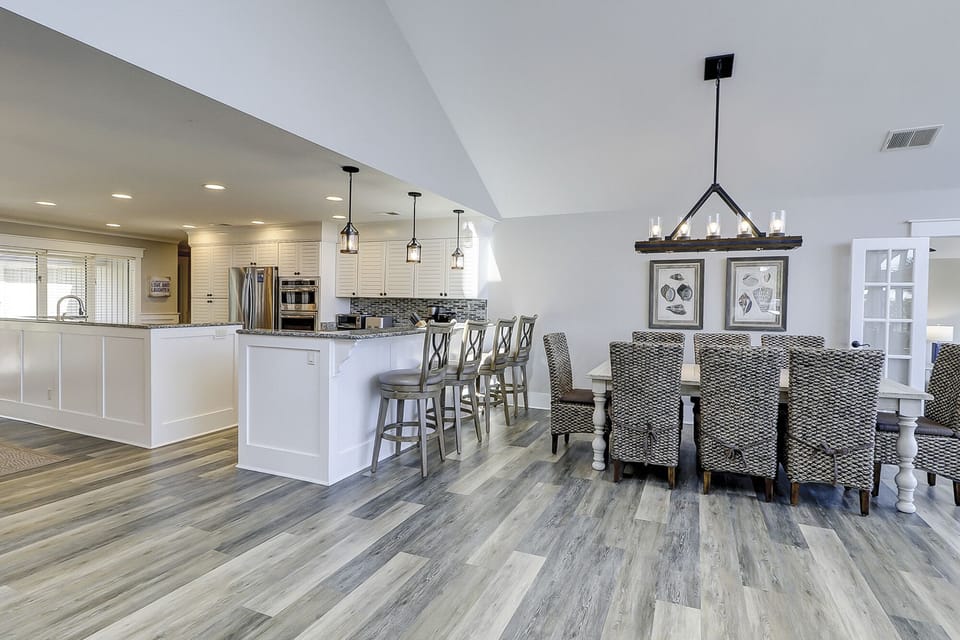 Kitchen & Dining Area
