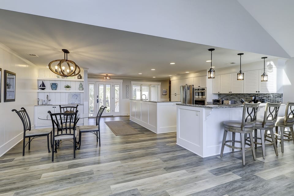 Breakfast Area & Kitchen