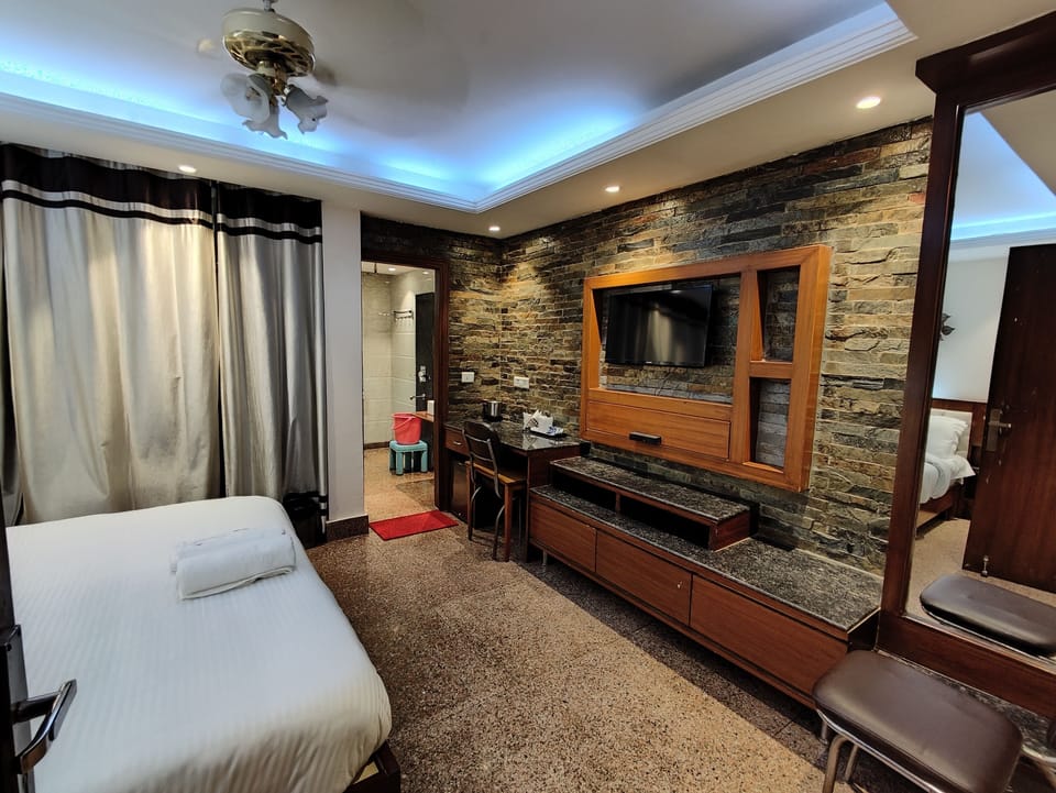 Superior Room, 1 Double Bed | Minibar, desk, soundproofing, rollaway beds