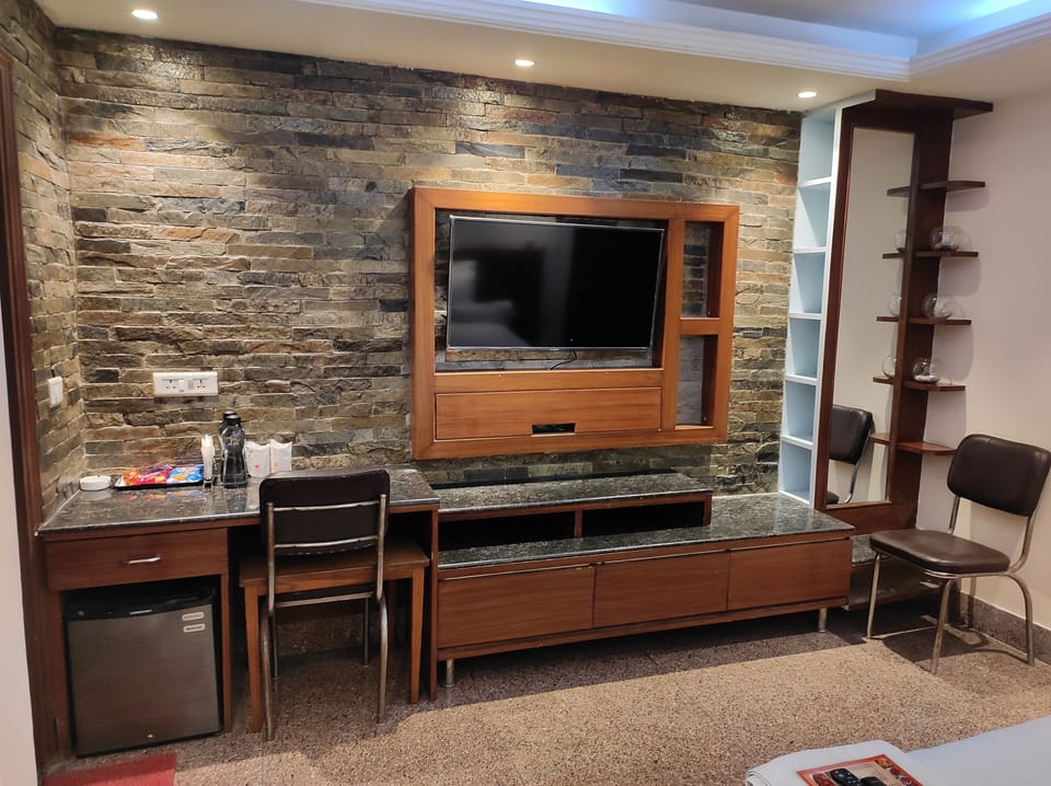 Superior Room, 1 Double Bed | Minibar, desk, soundproofing, rollaway beds